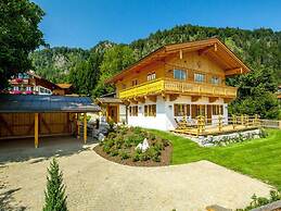 Chalet unter Weißblauem Himmel