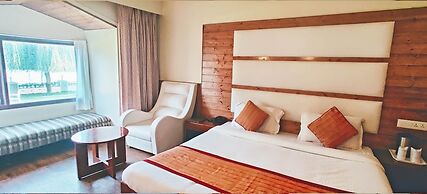 Royal Jardin Whistling Pines Resort