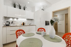 Artsy Apartment near Nevsky