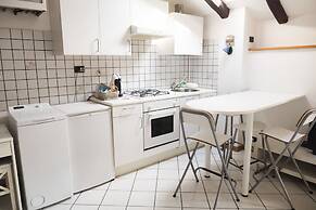 Nice and Cozy Quiet Apartment Right in the Center