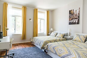 Easyhosts.Amazing Victorian House