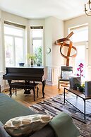 Easyhosts.Amazing Victorian House