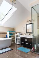 Easyhosts.Amazing Victorian House