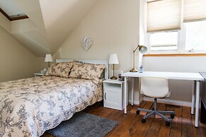 Easyhosts.Amazing Victorian House