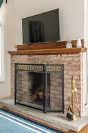 Easyhosts.Amazing Victorian House