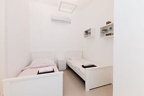 Comfort Family Apartment near Beach by FeelHome