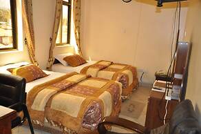 Rich Hotel