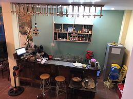 Coffee Shop & Hostel Co Hai
