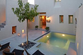 Aeon Suites - Adults Only