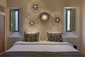 Aeon Suites - Adults Only