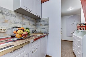 Semeiniy Ochag on Kurlandskaya