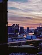 Premier Stays Melbourne