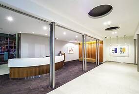 Premier Stays Melbourne