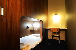 Nikoh Capsule Hotel Refre - Hostel - Caters to Men