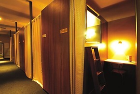 Nikoh Capsule Hotel Refre - Hostel - Caters to Men