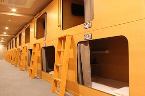 Nikoh Capsule Hotel Refre - Hostel - Caters to Men