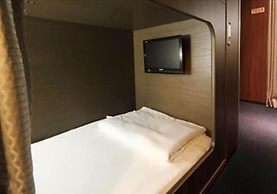 Nikoh Capsule Hotel Refre - Hostel - Caters to Men