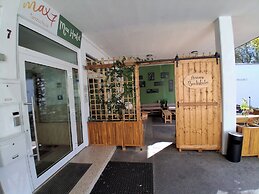 Max Hostel