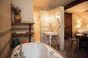Château Latour Segur Suites & Spa