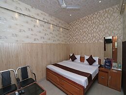 OYO 13234 Hotel Mahak