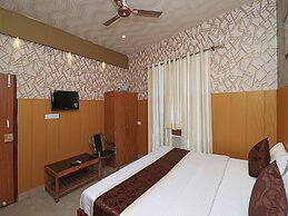 OYO 13234 Hotel Mahak