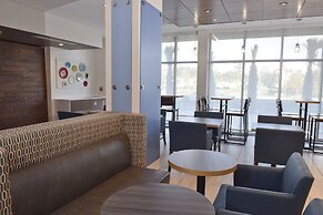 Holiday Inn Express & Suites - Orlando - Southeast by IHG