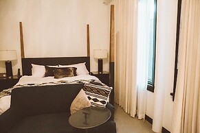 Crossroads Hotel