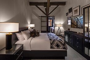 Crossroads Hotel