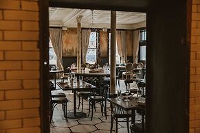 Crossroads Hotel