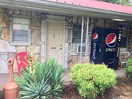 Phillips Historic Motel & Cottages