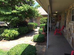 Phillips Historic Motel & Cottages