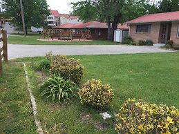 Phillips Historic Motel & Cottages