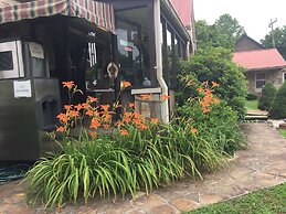 Phillips Historic Motel & Cottages