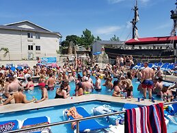 Grand Islander Hotel