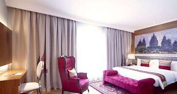 Ramada Suites by Wyndham Solo