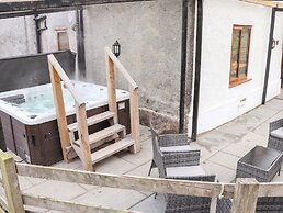 Maestyddyn Farm House