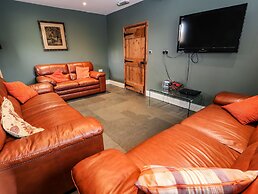 Maestyddyn Farm House