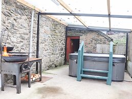 Maestyddyn Farm House