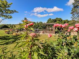 1 Bridge End & Garden