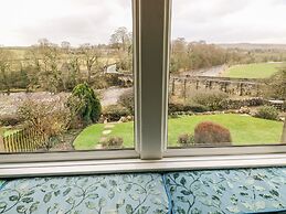 1 Bridge End & Garden