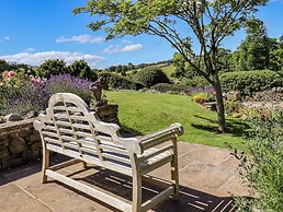 1 Bridge End & Garden