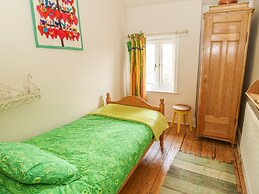 1 Bridge End & Garden