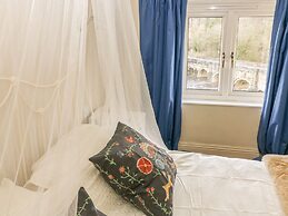 1 Bridge End & Garden