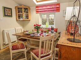 1 Bridge End & Garden