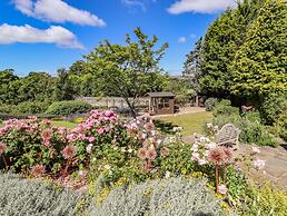 1 Bridge End & Garden