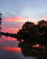 Barge Beatrice cruises on the Canal du Midi
