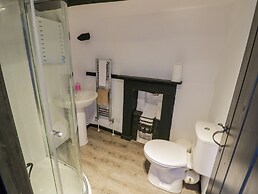 Little Cowarne Court