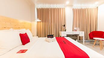 RedDoorz Premium near Greenbelt Makati