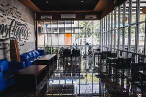 RedDoorz Plus near Sultan Hasanuddin Airport