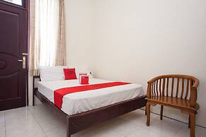 RedDoorz @ Raya Ngagel 2